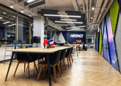 擅长正在金融、医疗等监管严酷行业设想合适数